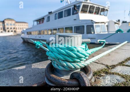 Blaues Seil und Cleat am Pier gewickelt Stockfoto