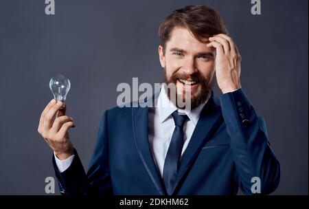 Mann Hand Erfolg Ideen Gehirn grau Hintergrund beschnitten Ansicht Stockfoto