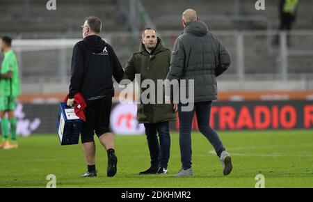 Trainer Manuel BAUM (FC Schalke 04) und Heiko HERRLICH (Trainer FC Augsburg) nach Spielende, Fußball 1. Bundesliga-Saison 2020/2021, 11. Spieltag, Spieltag11, FC Augsburg - FC Schalke 04 2-2 am 13. Dezember 2020 WWK ARENA in Augsburg, DIE DFL-VORSCHRIFTEN VERBIETEN DIE VERWENDUNG VON FOTOS ALS BILDSEQUENZEN UND/ODER QUASI-VIDEO. Foto: Max Ellerbrake/firos Sportfoto/Pool via SVEN SIMON Fotoagentur GmbH & Co. Pressefoto KG # Prinzessin-Luise-Str. 41 # 45479 M uelheim/R uhr # Tel 0208/9413250 # Fax. 0208/9413260 # GLS Bank # BLZ 430 609 67 # Konto 4030 025 100 # IBA Stockfoto