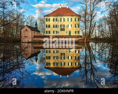 Schloss, Jagdschloss, Burgsee, Graben, Wasser, Park, Garten, Wolken, Sonnenaufgang, Sonnenaufgang, Sonnenaufgang, Kaiserin Elisabeth, Elisabeth von Österreich-Ungarn, Sisi, Sissi, Sissi-Schloss, Burgkapelle, Kapelle, neugotische Burgkapelle, neugotische, gotische, kulturelle Route, Sisi-Straße Stockfoto