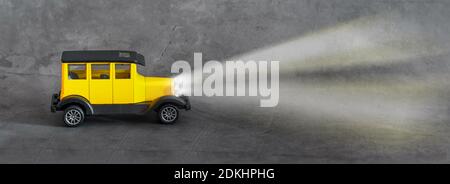 Gelbes Spielzeug Retro Auto auf grauem Hintergrund. Trendige Farben 2021. Für Text platzieren. Stockfoto
