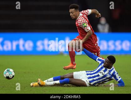 Berlin, Deutschland. Dezember 2020. Fußball: Bundesliga, Hertha BSC - FSV Mainz 05, Matchday 12 im Olympiastadion. Jordan Torunarigha (unten) von Hertha gegen Karim Onisiwo von Mainz. Quelle: Soeren Sache/dpa-Zentralbild/ZB - WICHTIGER HINWEIS: Gemäß den Bestimmungen der DFL Deutsche Fußball Liga und/oder des DFB Deutscher Fußball-Bund ist es untersagt, im Stadion und/oder des Spiels aufgenommene Fotos in Form von Sequenzbildern und/oder videoähnlichen Fotoserien zu verwenden oder zu verwenden./dpa/Alamy Live News Stockfoto