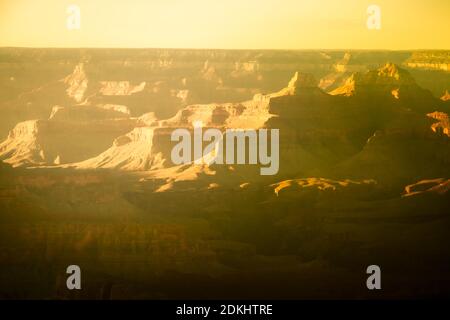 Der Sonnenuntergang am Grand Canyon in Arizona wurde in Dunst und Abendlicht getaucht. Stockfoto