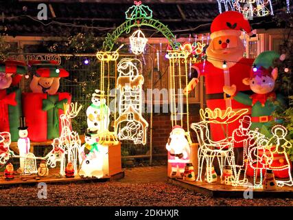 Bedford, Großbritannien. Dezember 2020. Weihnachtslichter und festliche Dekorationen an der Außenseite eines Hauses in der Stadt Bedford, Großbritannien. 15. Dezember 2020 Credit: KEITH MAYHEW/Alamy Live News Stockfoto