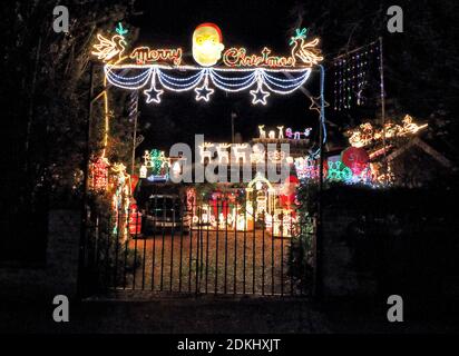Bedford, Großbritannien. Dezember 2020. Weihnachtslichter und festliche Dekorationen an der Außenseite eines Hauses in der Stadt Bedford, Großbritannien. 15. Dezember 2020 Credit: KEITH MAYHEW/Alamy Live News Stockfoto