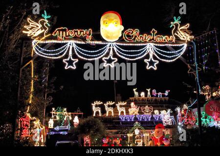 Bedford, Großbritannien. Dezember 2020. Weihnachtslichter und festliche Dekorationen an der Außenseite eines Hauses in der Stadt Bedford, Großbritannien. 15. Dezember 2020 Credit: KEITH MAYHEW/Alamy Live News Stockfoto