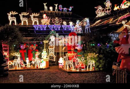 Bedford, Großbritannien. Dezember 2020. Weihnachtslichter und festliche Dekorationen an der Außenseite eines Hauses in der Stadt Bedford, Großbritannien. 15. Dezember 2020 Credit: KEITH MAYHEW/Alamy Live News Stockfoto