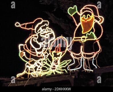 Bedford, Großbritannien. Dezember 2020. Weihnachtslichter und festliche Dekorationen an der Außenseite eines Hauses in der Stadt Bedford, Großbritannien. 15. Dezember 2020 Credit: KEITH MAYHEW/Alamy Live News Stockfoto