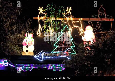 Bedford, Großbritannien. Dezember 2020. Weihnachtslichter und festliche Dekorationen an der Außenseite eines Hauses in der Stadt Bedford, Großbritannien. 15. Dezember 2020 Credit: KEITH MAYHEW/Alamy Live News Stockfoto