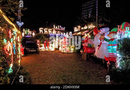 Bedford, Großbritannien. Dezember 2020. Weihnachtslichter und festliche Dekorationen an der Außenseite eines Hauses in der Stadt Bedford, Großbritannien. 15. Dezember 2020 Credit: KEITH MAYHEW/Alamy Live News Stockfoto