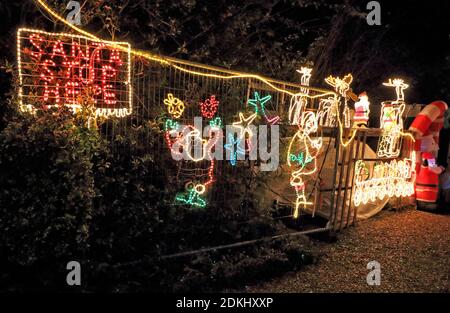 Bedford, Großbritannien. Dezember 2020. Weihnachtslichter und festliche Dekorationen an der Außenseite eines Hauses in der Stadt Bedford, Großbritannien. 15. Dezember 2020 Credit: KEITH MAYHEW/Alamy Live News Stockfoto