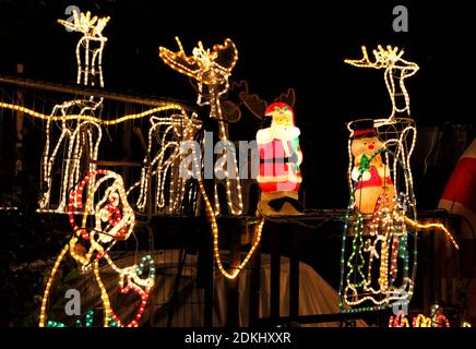 Bedford, Großbritannien. Dezember 2020. Weihnachtslichter und festliche Dekorationen an der Außenseite eines Hauses in der Stadt Bedford, Großbritannien. 15. Dezember 2020 Credit: KEITH MAYHEW/Alamy Live News Stockfoto
