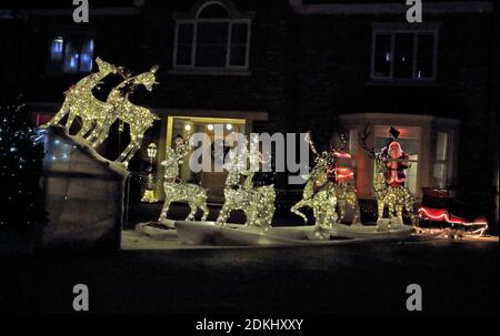 Bedford, Großbritannien. Dezember 2020. Weihnachtslichter und festliche Dekorationen an der Außenseite eines Hauses in der Stadt Bedford, Großbritannien. 15. Dezember 2020 Credit: KEITH MAYHEW/Alamy Live News Stockfoto