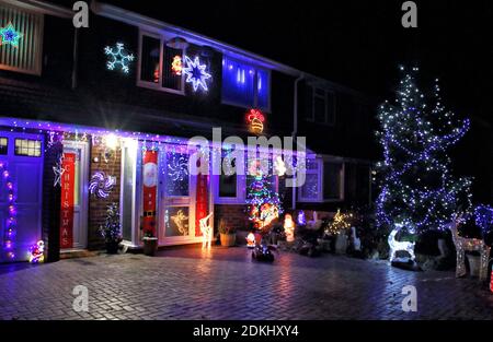 Bedford, Großbritannien. Dezember 2020. Weihnachtslichter und festliche Dekorationen an der Außenseite eines Hauses in der Stadt Bedford, Großbritannien. 15. Dezember 2020 Credit: KEITH MAYHEW/Alamy Live News Stockfoto