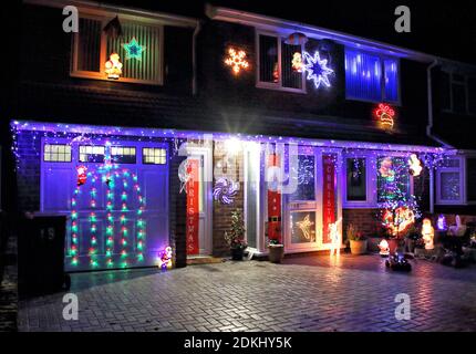 Bedford, Großbritannien. Dezember 2020. Weihnachtslichter und festliche Dekorationen an der Außenseite eines Hauses in der Stadt Bedford, Großbritannien. 15. Dezember 2020 Credit: KEITH MAYHEW/Alamy Live News Stockfoto