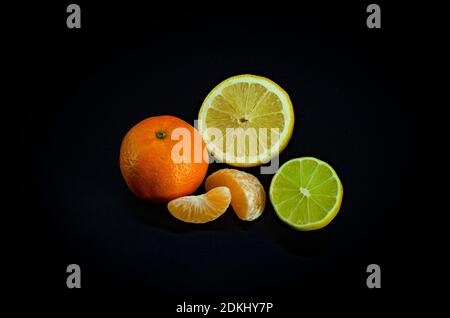 Zitrusfrüchte, Zitrone, Limette, Mandarine isoliert auf schwarz. Vitamin C. Lemonade. Zitronig Stockfoto