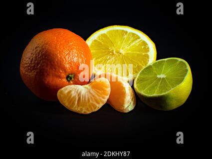 Zitrusfrüchte, Zitrone, Limette, Mandarine isoliert auf schwarz. Vitamin C. Lemonade. Zitronig Stockfoto