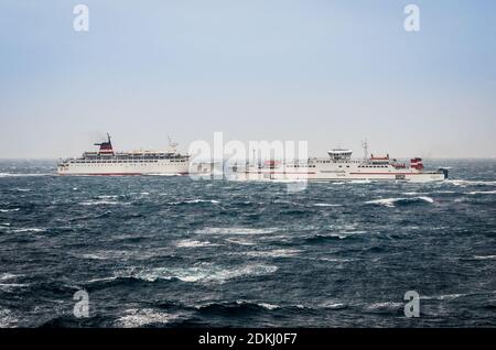 Straße von Gibraltar - 07. April 2020. Frachtschiffer segeln in Wellen bei starkem Wind Stockfoto