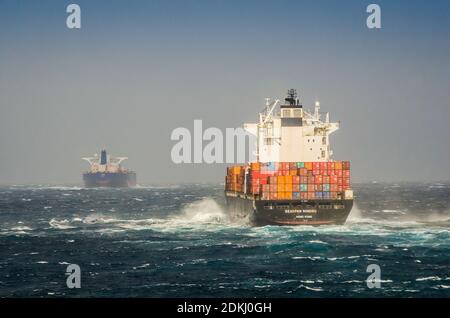 Straße von Gibraltar - 07. April 2020. Frachtschiff Seaspan Ningbo segelt in Wellen bei starkem Wind Stockfoto