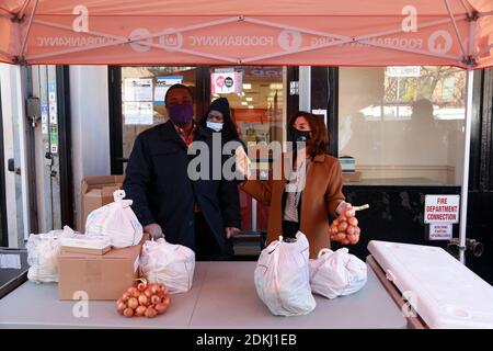 New York, NY, USA. Dezember 2020. New York State Lieutenant Governor Kathy Hochul zusammen mit New York State Senator Brian Benjamin, dankt Freiwilligen und beteiligt sich an der Verteilung von Lebensmitteln an unterversorgte New Yorker in der Food Bank für NYC Community Kitchen in der Harlem Abschnitt von New York City am 15. Dezember 2020 statt. Kredit: Mpi43/Media Punch/Alamy Live Nachrichten Stockfoto