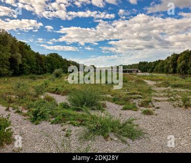 Schotterbank, Weichholz, Weide, Wehr, Abfluss, Fluss, Wasser, Beton, Uferverstärkung, Laternen, fließendes Wasser, historisches Gebäude, historische Sehenswürdigkeit, Sehenswürdigkeit, historisches Denkmal, Welterbedenkmal, Welterbedenkmal, Denkmal Stockfoto