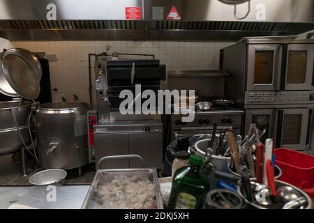 New York, Usa. Dezember 2020. Blick auf die Küche, in der am 15. Dezember 2020 während des Besuchs von Statthalter Kathy Hochul in der Holy Apostles Soup Kitchen in New York warme Speisen für bedürftige Familien zubereitet wurden. Rechts davon ist die Geschäftsführerin der Suppenküche Reverend Dr. Anna Pearson, links der Geschäftsführer der Suppenküche Michael Ottley. (Foto von Lev Radin/Sipa USA) Quelle: SIPA USA/Alamy Live News Stockfoto