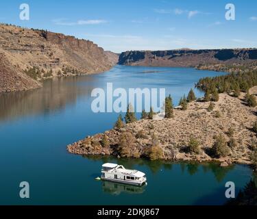 Hausboot auf dem Lake Billy Chinook in Zentral-Oregon. Stockfoto