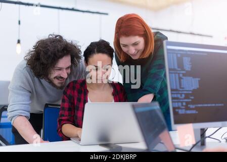 Konzept der Präsentation neues Business-Projekt. Gruppe von jungen Mitarbeitern, die im modernen Büro Ideen miteinander diskutieren. Stockfoto