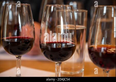 Professionelle Verkostung von verschiedenen angereicherten Dessert Rubin, tawny Portweine in Gläsern in Weinkellern in Porto, Portugal, close up Stockfoto