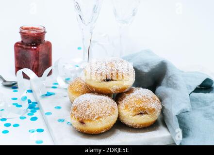 Haufen Zucker bestreut Donuts (Berliner) gefüllt mit Marmelade, ein traditionelles deutsches Essen für Neujahr Stockfoto