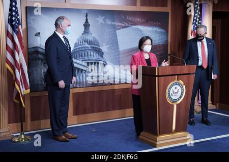 Washington, District of Columbia, USA. Dezember 2020. CHUCK SCHUMER (D-NY), DER Vorsitzende der US-Senatsminorität, und Senator MAZIE HIRONO (D-HI) halten eine Pressekonferenz über den Covid 19-Impfstoff auf dem Capitol Hill in Washington DC ab. Quelle: Lenin Nolly/ZUMA Wire/ZUMAPRESS.com/Alamy Live News Stockfoto