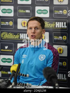 Oriam Sports Centre Riccarton, Edinburgh. Schottland UK.15. Dez 20 Hearts Christophe Berra Pressekonferenz zum schottischen Pokalfinale am Sonntag gegen Celtic Credit: eric mccowat/Alamy Live News Stockfoto