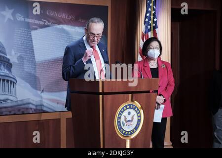 Washington, District of Columbia, USA. Dezember 2020. CHUCK SCHUMER (D-NY), DER Vorsitzende der US-Senatsminorität, und Senator MAZIE HIRONO (D-HI) halten eine Pressekonferenz über den Covid 19-Impfstoff auf dem Capitol Hill in Washington DC ab. Quelle: Lenin Nolly/ZUMA Wire/ZUMAPRESS.com/Alamy Live News Stockfoto