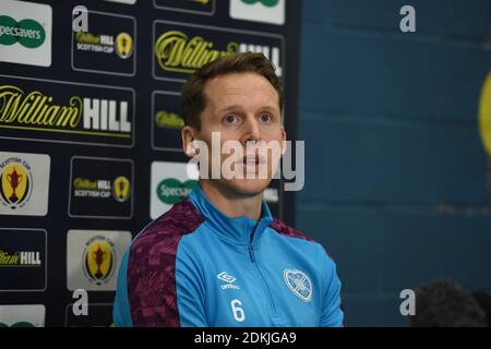 Oriam Sports Centre Riccarton, Edinburgh. Schottland UK.15. Dez 20 Hearts Christophe Berra Pressekonferenz zum schottischen Pokalfinale am Sonntag gegen Celtic Credit: eric mccowat/Alamy Live News Stockfoto