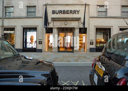 London, Großbritannien. Dezember 2020. London Taxis aka Black Taxis gesehen geparkt vor dem Burberry Store in New Bon Street, Mayfair. Quelle: Pietro Recchia/SOPA Images/ZUMA Wire/Alamy Live News Stockfoto