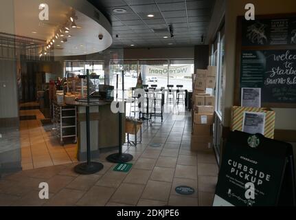 Los Angeles, Kalifornien, USA 7. Dezember 2020 EINE allgemeine Ansicht von Starbucks hat am 7. Dezember 2020 in Los Angeles, Kalifornien, USA geschlossen. Foto von Barry King/Alamy Stockfoto Stockfoto