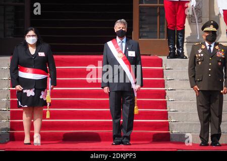 Von links nach rechts: Nuria Esparch, Verteidigungsministerin, Francisco Sagasti, Präsident von Peru; General César Astudillo, Chef des gemeinsamen Kommandos der Streitkräfte. Der Präsident, leitet die Zeremonie der Verleihung des Schwertes der Ehre an die Offiziere, vor kurzem graduiert, die die erste Position ihrer Klasse in den Ausbildungsschulen der Streitkräfte besetzt. Stockfoto