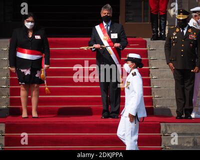 Von links nach rechts: Nuria Esparch, Verteidigungsministerin, Francisco Sagasti, Präsident von Peru; General César Astudillo, Chef des gemeinsamen Kommandos der Streitkräfte. Der Präsident, leitet die Zeremonie der Verleihung des Schwertes der Ehre an die Offiziere, vor kurzem graduiert, die die erste Position ihrer Klasse in den Ausbildungsschulen der Streitkräfte besetzt. Stockfoto