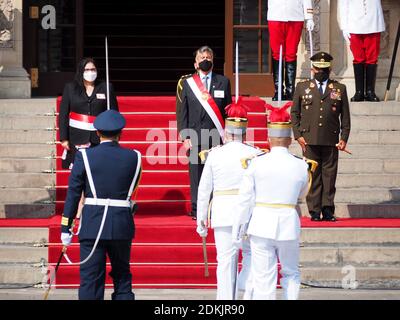 Von links nach rechts: Nuria Esparch, Verteidigungsministerin, Francisco Sagasti, Präsident von Peru; General César Astudillo, Chef des gemeinsamen Kommandos der Streitkräfte. Der Präsident, leitet die Zeremonie der Verleihung des Schwertes der Ehre an die Offiziere, vor kurzem graduiert, die die erste Position ihrer Klasse in den Ausbildungsschulen der Streitkräfte besetzt. Stockfoto