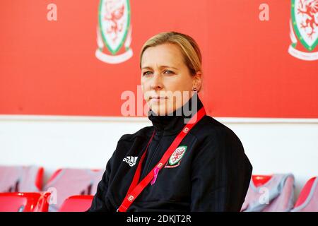 Newport, Großbritannien. August 2018. Jayne Ludlow Wales Manager sitzt. Wales Women gegen England Women, WM-Qualifikationsspiel 2019 Stockfoto