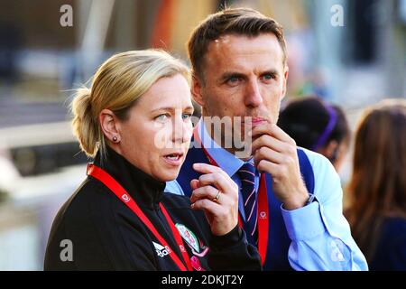 Newport, Großbritannien. August 2018. Jayne Ludlow Wales Manager mit Phil Neville England Manager. Wales Women gegen England Women, WM-Qualifikationsspatte 2019 Stockfoto