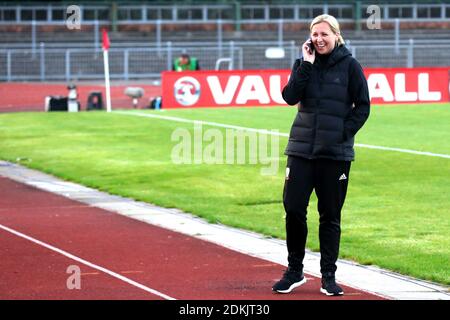 Newport, Wales, Großbritannien. Juni 2018. Jayne Ludlow Wales Managerin nach dem Spiel am Telefon. Wales Women vs. Russia Women, FIFA Frauen-Weltmeisterschaft 2019 Stockfoto