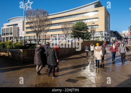 Harlow, Essex, England. Dezember 2020. Shopper in Harlow Town Center vor der Stadt Essex ab 16. Dezember 2020 auf Stufe 3-Beschränkungen umgestellt - Fotograf: Brian Duffy Stockfoto