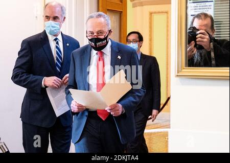 Vereinigte Staaten: Der Vorsitzende der Senatsminderheit, Chuck Schumer (D-NY), trägt eine Gesichtsmaske "Save our Stages" und kommt zu einer Pressekonferenz der Senatsdemokratischen Partei. Stockfoto