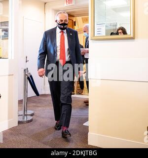 Vereinigte Staaten: Senatsvorsitzender Chuck Schumer (D-NY), der eine Gesichtsmaske "Save our Stages" trägt, kommt zu einer Pressekonferenz der Senatsdemokratischen Partei. Stockfoto