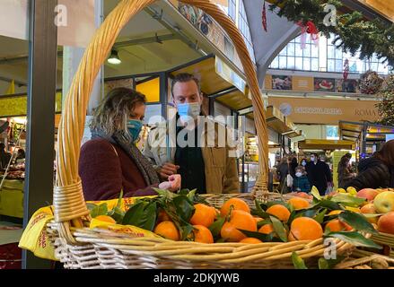 Rom, Italien. Dezember 2020. Lindsey und Roger Hagen kaufen am 12. Dezember 2020 auf dem Markt Campagna Amica in Rom, Italien, Obst und Gemüse ein. Fast jeder große Urlaub in Italien beinhaltet eine große Mahlzeit mit Familie und Freunden. Doch inmitten der strengen Coronavirus-Gesundheitsregeln wird die kommende Weihnachtszeit ganz anders sein. Quelle: Franco Bizzantino/Xinhua/Alamy Live News Stockfoto