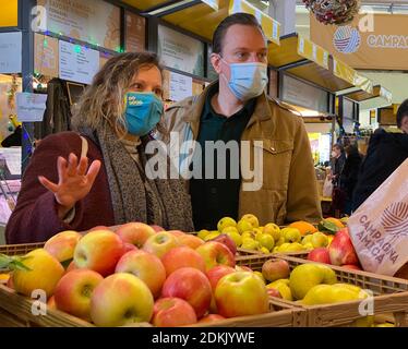 Rom, Italien. Dezember 2020. Lindsey und Roger Hagen kaufen am 12. Dezember 2020 auf dem Markt Campagna Amica in Rom, Italien, Obst und Gemüse ein. Fast jeder große Urlaub in Italien beinhaltet eine große Mahlzeit mit Familie und Freunden. Doch inmitten der strengen Coronavirus-Gesundheitsregeln wird die kommende Weihnachtszeit ganz anders sein. Quelle: Franco Bizzantino/Xinhua/Alamy Live News Stockfoto