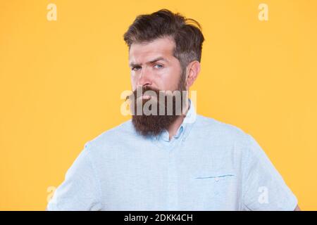 Suchen so stilvoll. Brutal kaukasischen Hipster mit Schnurrbart. Zuversichtlich und gut aussehende brutalen Mann. Charismatischen Kerl suchen ernst. Männliche Friseur Mode. Haar-und Bartpflege. Bärtige Koch in weißem Hemd. Stockfoto