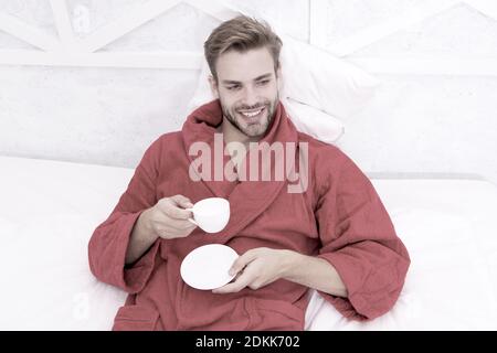 Gourmet Espresso. Kaffee am Morgen genießen. Gerne morgen. Schöner Mann trinken Kaffee am Morgen. Happy bärtiger Mann im Bett. Gute Laune. Ab Tag mit guten Kaffee. Entspannt zu Hause. Angenehme Momente. Stockfoto