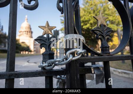 Austin, TX USA 15. Dezember 2020: Verschlossene Tore des Texas Capitol in Austin am Abend, bevor der Gouverneur von Texas, Greg Abbott, die Wiedereröffnung des Geländes für die Öffentlichkeit anordnete. Das Capitol ist seit Monaten geschlossen, nachdem Vandalismus auf dem Gelände und Gebäude während der Proteste gegen Polizeigewalt nach dem Mord an George Floyd im Mai 2020. Kredit: Bob Daemmrich/Alamy Live Nachrichten Stockfoto